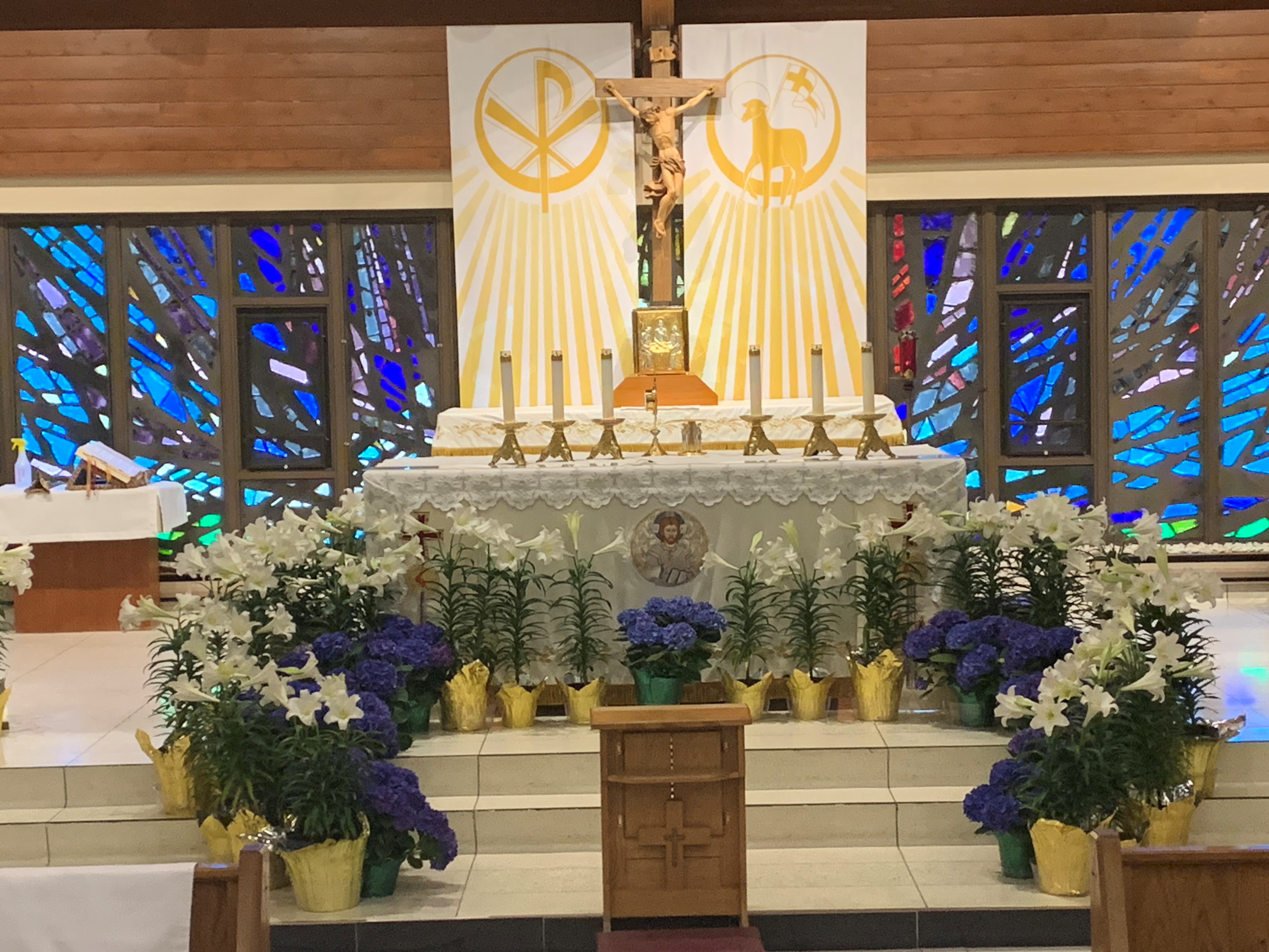 A full view of the Altar & Tabernacle taken during the Easter Season
